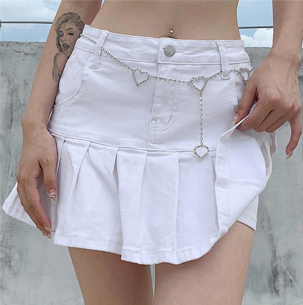 Rövid farmerszoknya fürtökkel