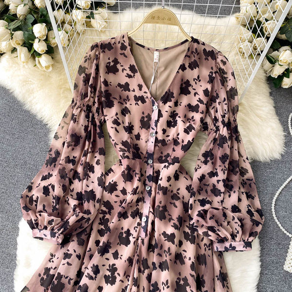 Modern női ruha leopárdmintás és spitz nyakkivágással