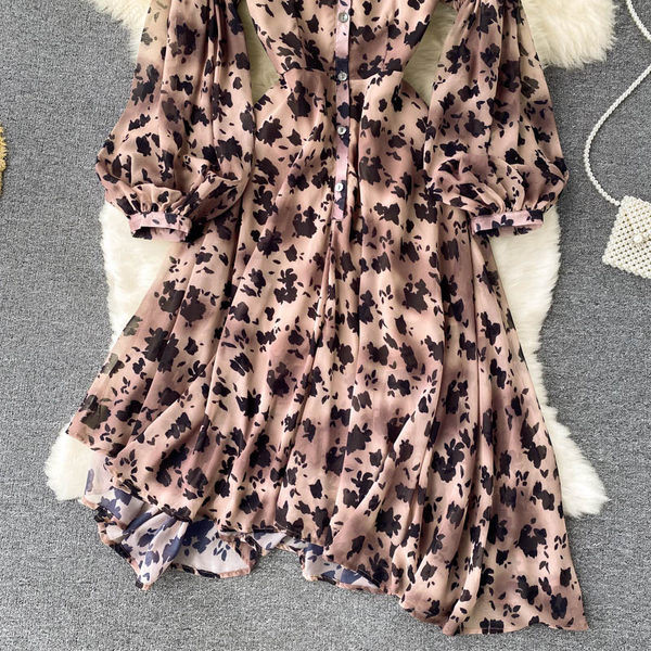 Modern női ruha leopárdmintás és spitz nyakkivágással