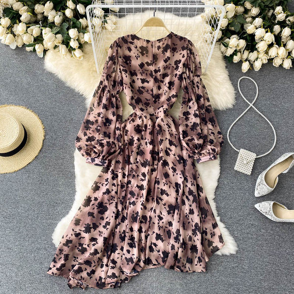 Modern női ruha leopárdmintás és spitz nyakkivágással