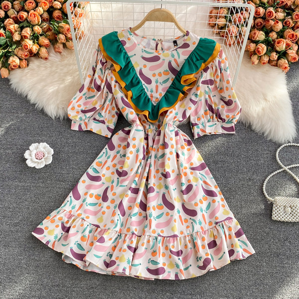 Új modell női ruha színes mintával és fürtökkel