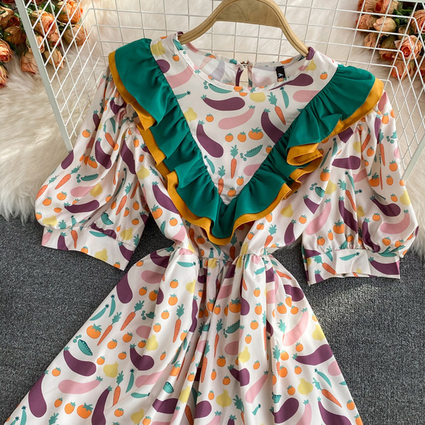 Új modell női ruha színes mintával és fürtökkel