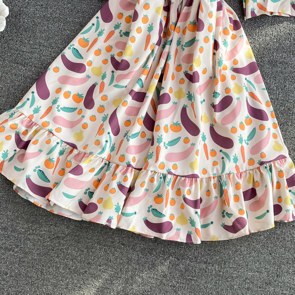 Új modell női ruha színes mintával és fürtökkel