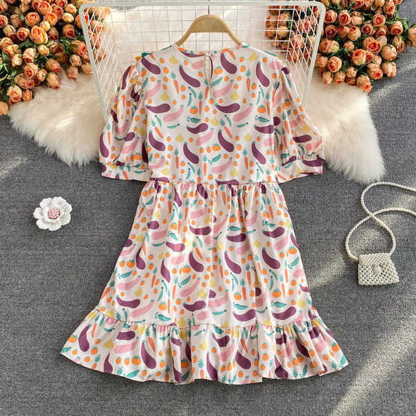 Új modell női ruha színes mintával és fürtökkel