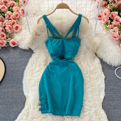 Modern testhezálló női ruha vékony pántokkal