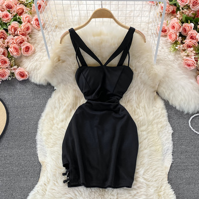 Modern testhezálló női ruha vékony pántokkal