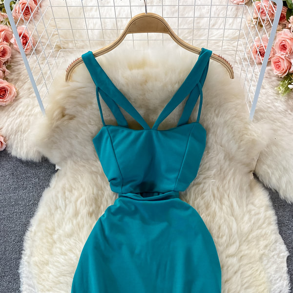 Modern testhezálló női ruha vékony pántokkal