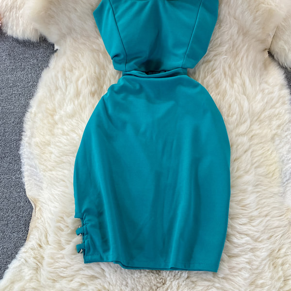 Modern testhezálló női ruha vékony pántokkal