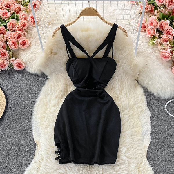 Modern testhezálló női ruha vékony pántokkal