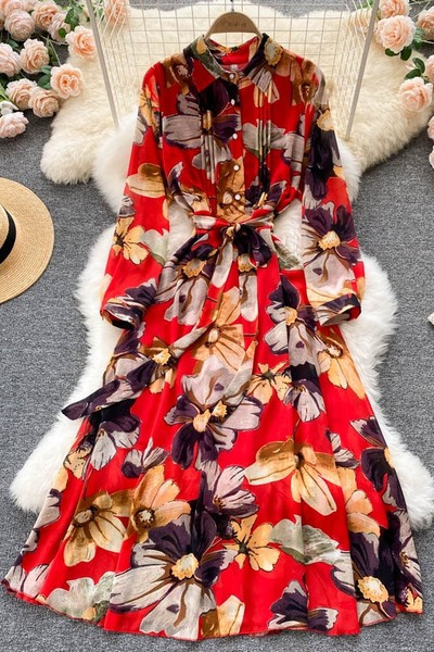 Hosszú női virágos ruha gombokkal