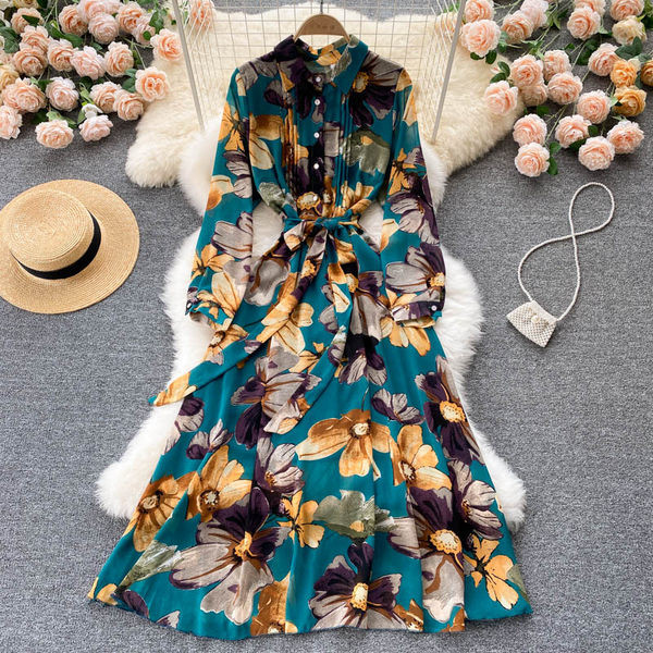 Hosszú női virágos ruha gombokkal