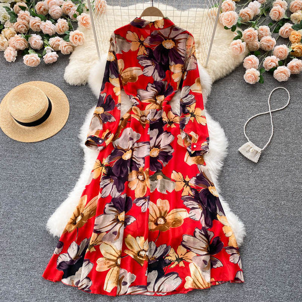 Hosszú női virágos ruha gombokkal