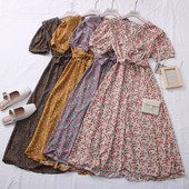 Tavaszi-nyári női ruha spitz nyakkivágással és övvel