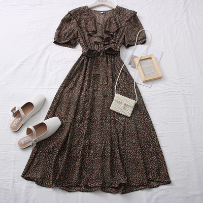 Tavaszi-nyári női ruha spitz nyakkivágással és övvel