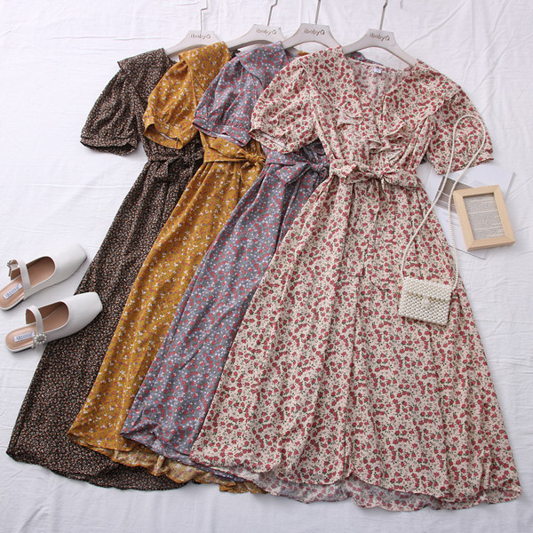 Tavaszi-nyári női ruha spitz nyakkivágással és övvel