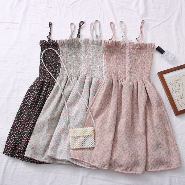 Uut mudelit peenikeste rihmade ja nööpidega naiste kleit