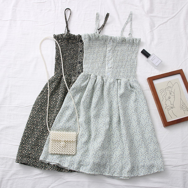 Uut mudelit peenikeste rihmade ja nööpidega naiste kleit