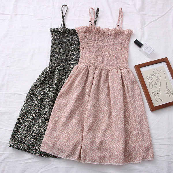 Uut mudelit peenikeste rihmade ja nööpidega naiste kleit