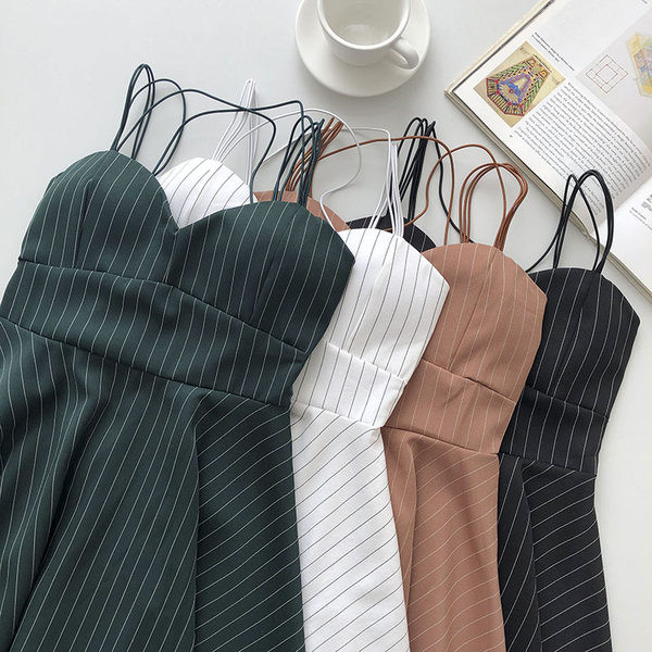 Lühike peenikeste rihmadega naiste kleit