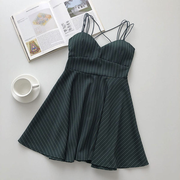 Lühike peenikeste rihmadega naiste kleit