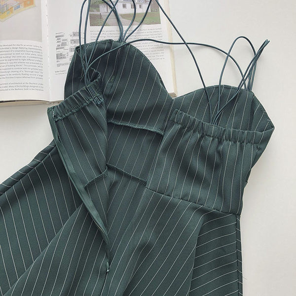 Lühike peenikeste rihmadega naiste kleit