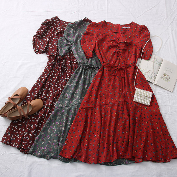 Lezser női szabású ruha puffos ujjakkal