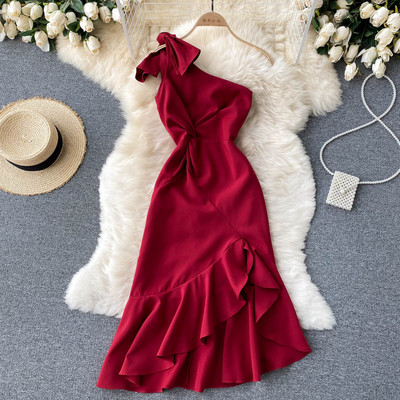 Aszimmetrikus modell női ruha egy pánttal