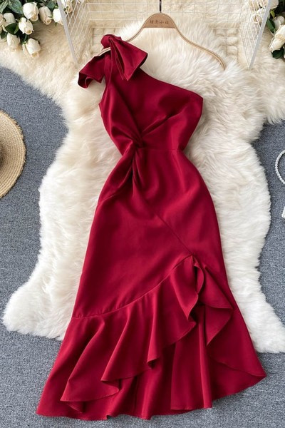 Aszimmetrikus modell női ruha egy pánttal