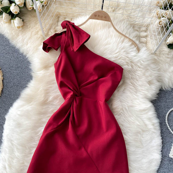 Aszimmetrikus modell női ruha egy pánttal