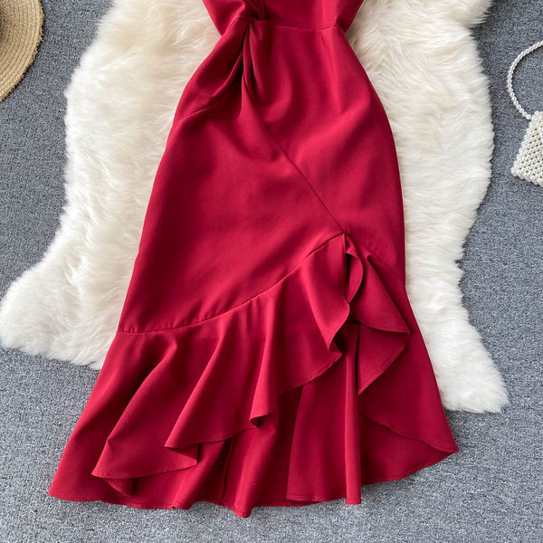 Aszimmetrikus modell női ruha egy pánttal