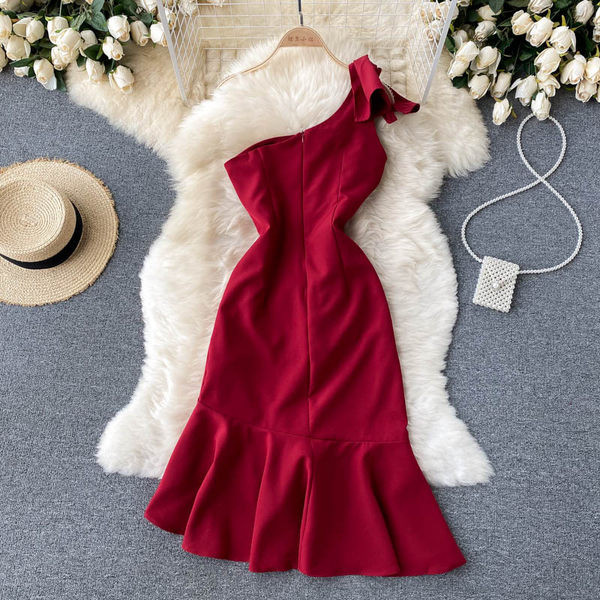 Aszimmetrikus modell női ruha egy pánttal