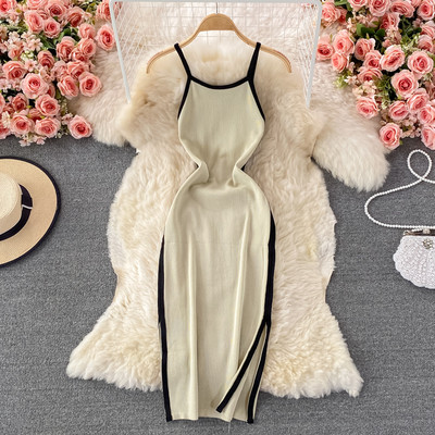 Női kötött, testhezálló ruha vékony pántokkal