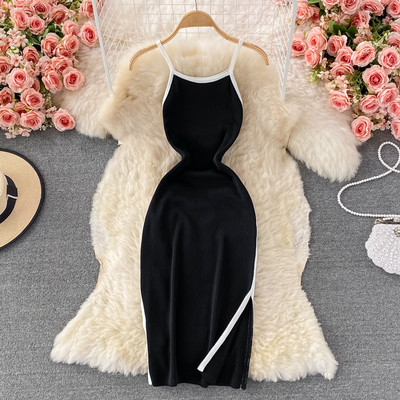 Női kötött, testhezálló ruha vékony pántokkal