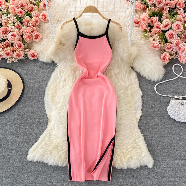 Női kötött, testhezálló ruha vékony pántokkal