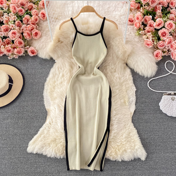 Női kötött, testhezálló ruha vékony pántokkal