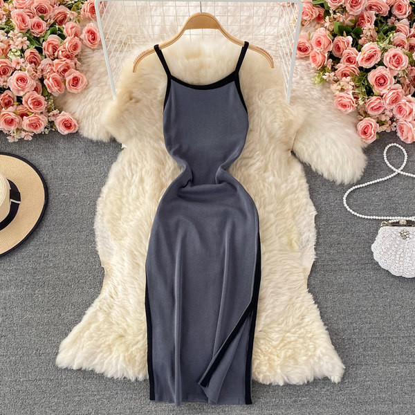 Női kötött, testhezálló ruha vékony pántokkal