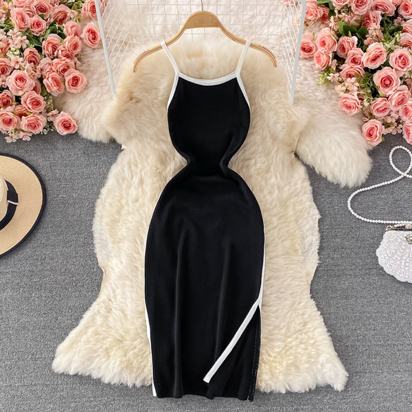 Női kötött, testhezálló ruha vékony pántokkal