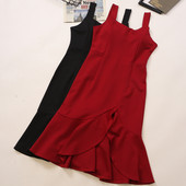 Modern női ruha hasítékkal, három színben