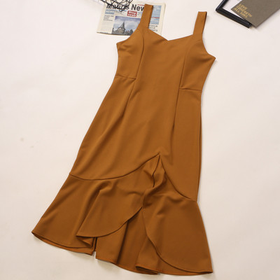 Modern női ruha hasítékkal, három színben