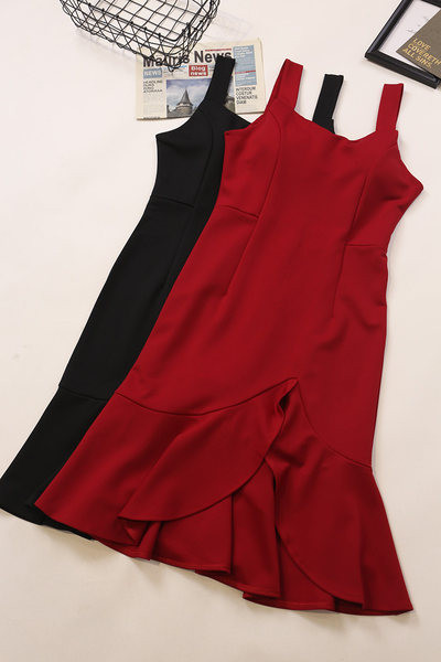Modern női ruha hasítékkal, három színben