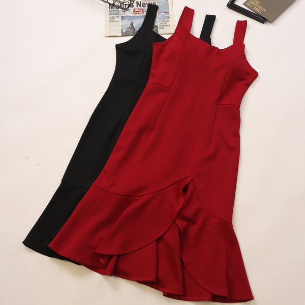 Modern női ruha hasítékkal, három színben