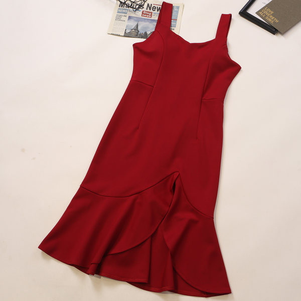 Modern női ruha hasítékkal, három színben