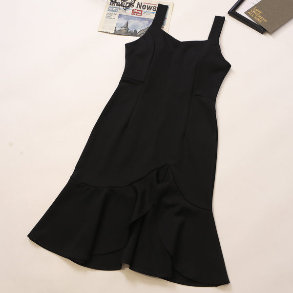 Modern női ruha hasítékkal, három színben