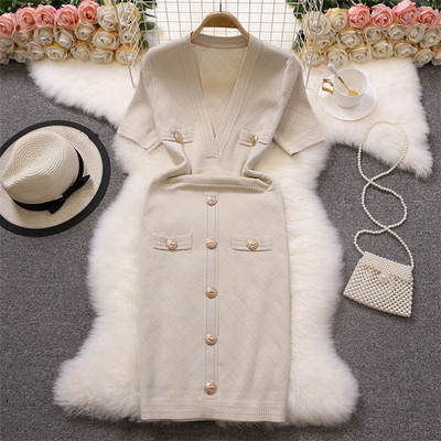 Női alkalmi ruha gombokkal és spitz nyakkivágással