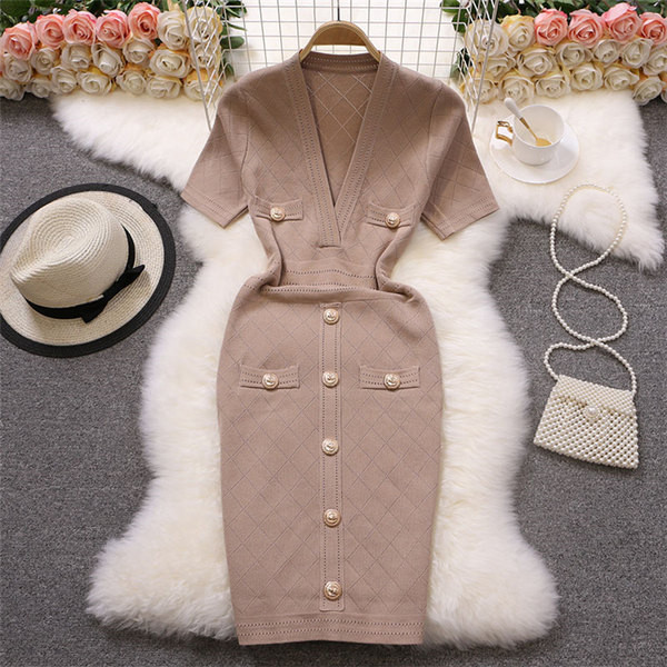 Női alkalmi ruha gombokkal és spitz nyakkivágással