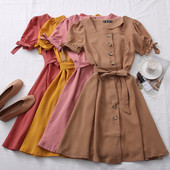 Alkalmi női ruha négyzet alakú nyakkivágással és övvel