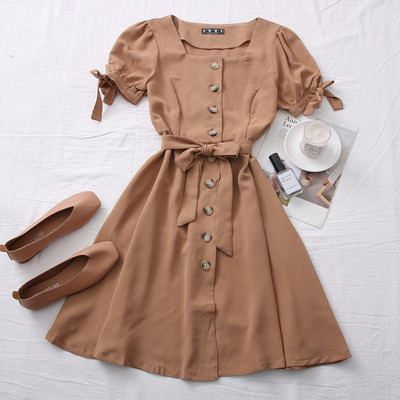 Alkalmi női ruha négyzet alakú nyakkivágással és övvel