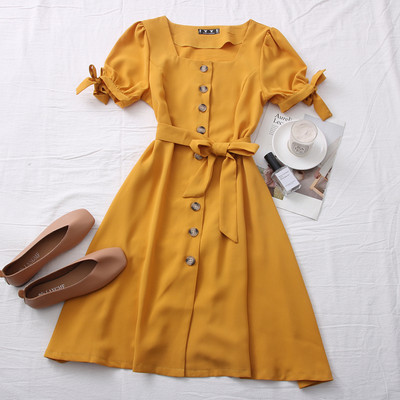 Alkalmi női ruha négyzet alakú nyakkivágással és övvel