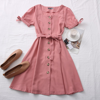 Alkalmi női ruha négyzet alakú nyakkivágással és övvel