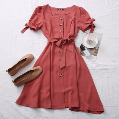 Alkalmi női ruha négyzet alakú nyakkivágással és övvel